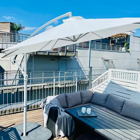 Ultracentral Duplex With Private Rooftop Terrace *