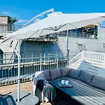Ultracentral Duplex With Private Rooftop Terrace *